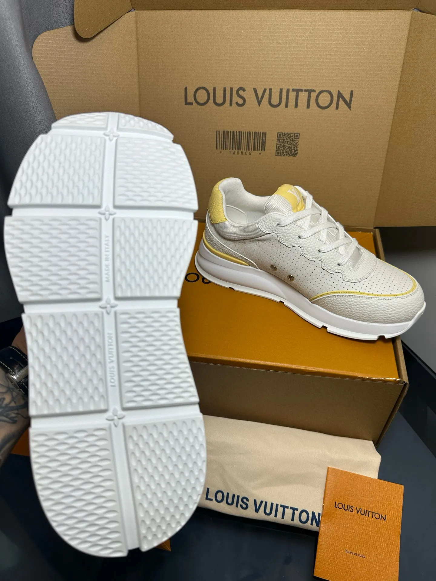 Factory price: 700💰🌈LV | Louis Vuitton 2025𝐬𝐬 🧡💚2025 spring and summer new style top version‼ ️The original version is the same. The counter focuses on the latest casual shoes and new hard goods🆕 ❥Purchasing agent level! Full of high-end feel! A popular model among bloggers at home and abroad, it’s retro and fashionable, and looks stunning on your feet! Wear a lot of happiness! The official website's main recommendation★ ━━━━━ ЅᏇєєt ━━━━━ ▪️Upper: Original custom-made imported calfskin fabric ▪️Inner: breathable gauze imported from Italy ▪️Outsole: rubber foam ➕t men's men's shoes 💰u high-end outsole ▪️Color: nine colors available ▪️Shoe size: 35-44, (45, 46 customized)